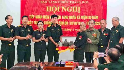 TIẾP NHẬN HIỆN VẬT HIẾN TẶNG NHÂN KỶ NIỆM 80 NĂM NGÀY TRUYỀN THỐNG LLVT THỦ ĐÔ