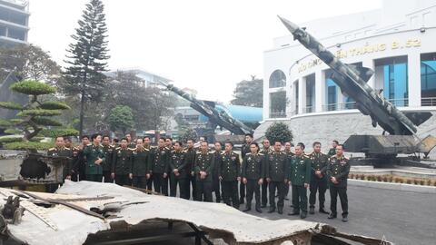Đoàn cán bộ Bảo vệ nội bộ QĐND Lào tham quan Bảo tàng Chiến thắng B-52