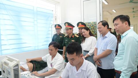 Khám bệnh, cấp thuốc cho các đối tượng chính sách xã Nam Sơn, huyện Sóc Sơn