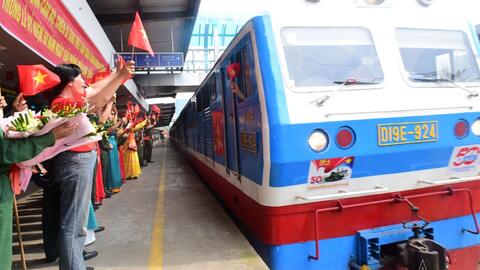 Ga Hàng Cỏ Hà Nội rực rỡ cờ hoa đón đoàn diễu binh, diễu hành trở về