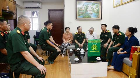 Thăm động viên thương binh Đinh Văn Dương