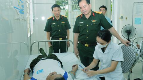 Sư đoàn bộ binh 301 Khám bệnh tư vấn sức khỏe cho 124 đối tượng chính sách