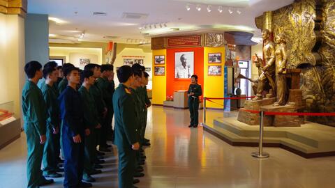 PHƯỜNG HOÀN KIẾM GIÁO DỤC TRUYỀN THỐNG CHO THANH NIÊN NHẬP NGŨ TẠI BẢO TÀNG CHIẾN THẮNG B-52