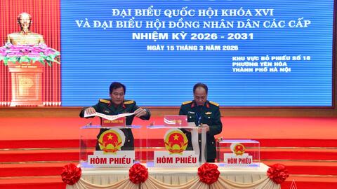 Cử tri cơ quan Bộ Tư lệnh Thủ đô Hà Nội bầu cử tại khu vực bỏ phiếu số 18, phường Yên Hòa