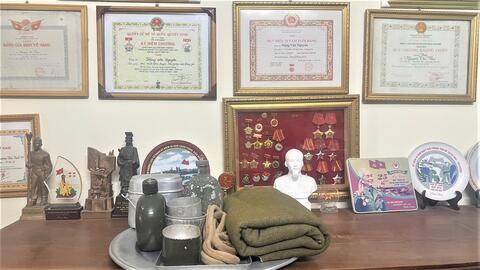 GIA ĐÌNH CỰU CHIẾN BINH ĐẶNG VĂN NGUYÊN HIẾN TẶNG 9 HIỆN VẬT CHO BẢO TÀNG CHIẾN THẮNG B-52