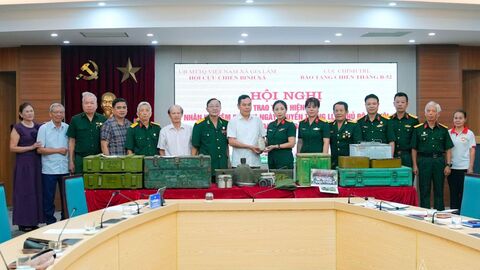 CỰU CHIẾN BINH XÃ GIA LÂM TRAO TẶNG HIỆN VẬT CHO BẢO TÀNG CHIẾN THẮNG B-52