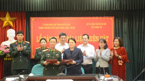 Hoạt động trao tặng hiện vật giữa hai đơn vị Trung tâm Bảo tồn Di sản Thăng Long Hà Nội và Cục Chính trị - Bộ Tư lệnh Thủ đô Hà Nội