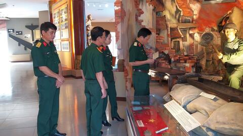 [BTCT B52] Đồng chí Thiếu tướng Nguyễn Xuân Yêm - Phó Chính ủy Bộ Tư lệnh Thủ đô Hà Nội đã kiểm tra các mặt công tác của Bảo tàng Chiến thắng B52.