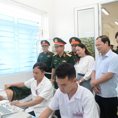 Khám bệnh, cấp thuốc cho các đối tượng chính sách xã Nam Sơn, huyện Sóc Sơn