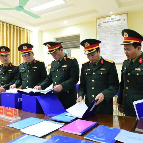 KIỂM TRA CÔNG TÁC CHUẨN BỊ HUẤN LUYỆN CHIẾN SĨ MỚI