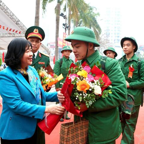 Bí thư Thành ủy Hà Nội Bùi Thị Minh Hoài dự Lễ giao, nhận quân quận Ba Đình năm 2025