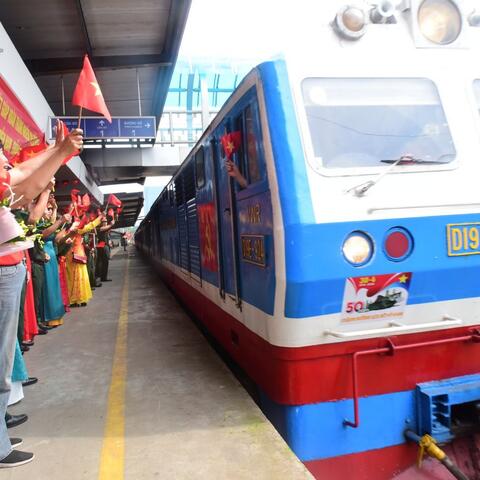 Ga Hàng Cỏ Hà Nội rực rỡ cờ hoa đón đoàn diễu binh, diễu hành trở về