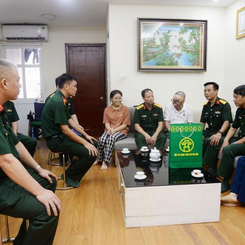 Thăm động viên thương binh Đinh Văn Dương