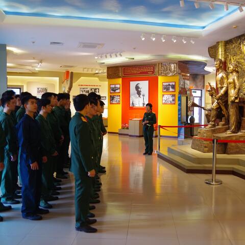 PHƯỜNG HOÀN KIẾM GIÁO DỤC TRUYỀN THỐNG CHO THANH NIÊN NHẬP NGŨ TẠI BẢO TÀNG CHIẾN THẮNG B-52