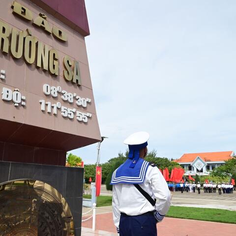 Đoàn Công tác 13 Thành phố Hà Nội: Thăm, tặng quà cán bộ, chiến sĩ và nhân dân quần đảo Trường Sa