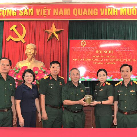 XÃ ỨNG HÒA BÀN GIAO HIỆN VẬT CHO BẢO TÀNG  CHIẾN THẮNG B-52