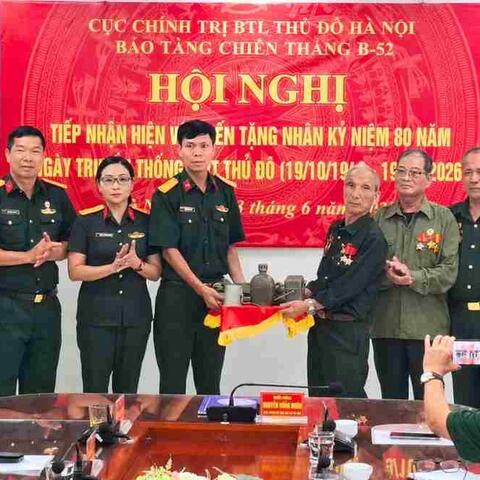 BẢO TÀNG CHIẾN THẮNG B-52 TIẾP NHẬN NHIỀU HIỆN VẬT DO CỰU CHIẾN BINH HIẾN TẶNG