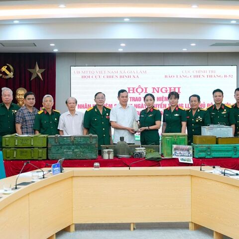 CỰU CHIẾN BINH XÃ GIA LÂM TRAO TẶNG HIỆN VẬT CHO BẢO TÀNG CHIẾN THẮNG B-52
