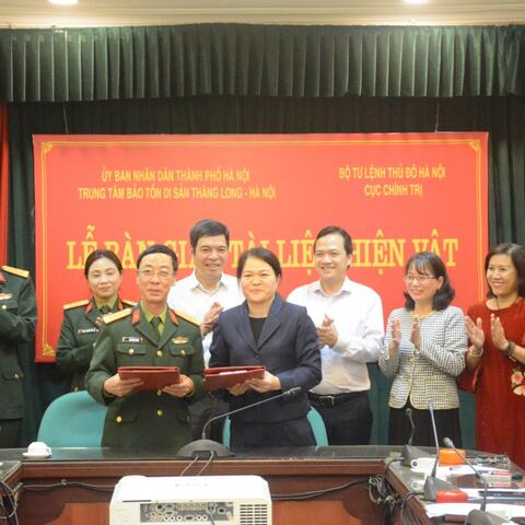 Hoạt động trao tặng hiện vật giữa hai đơn vị Trung tâm Bảo tồn Di sản Thăng Long Hà Nội và Cục Chính trị - Bộ Tư lệnh Thủ đô Hà Nội