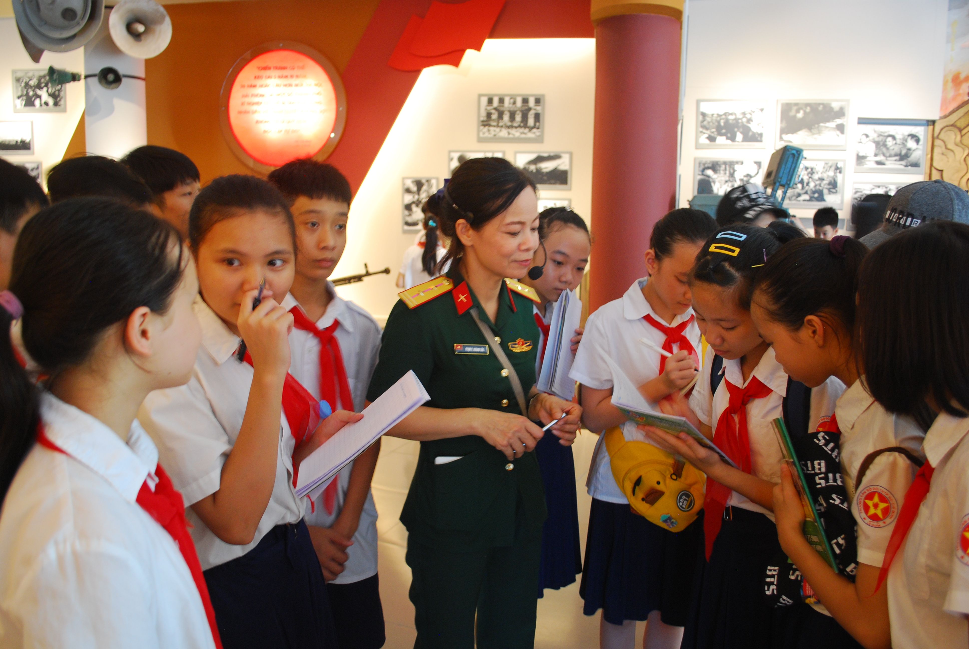 Học sinh trường Đội Lê Duẩn tham quan Bảo tàng