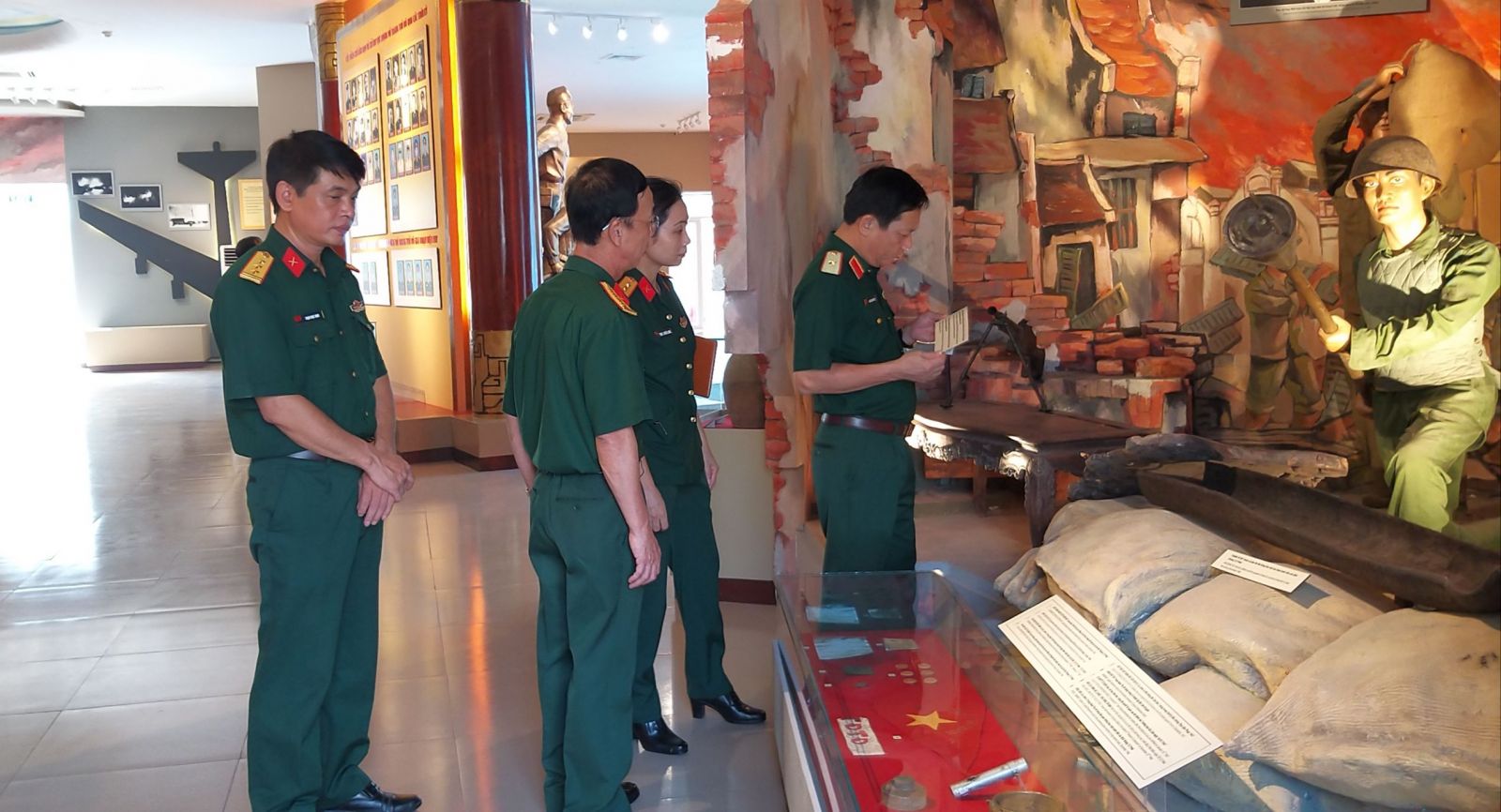 Đồng chí Thiếu tướng Nguyễn Xuân Yêm, Phó Chính ủy Bộ Tư lệnh Thủ đô Hà Nội đã kiểm tra các mặt công tác của Bảo tàng Chiến thắng B52.