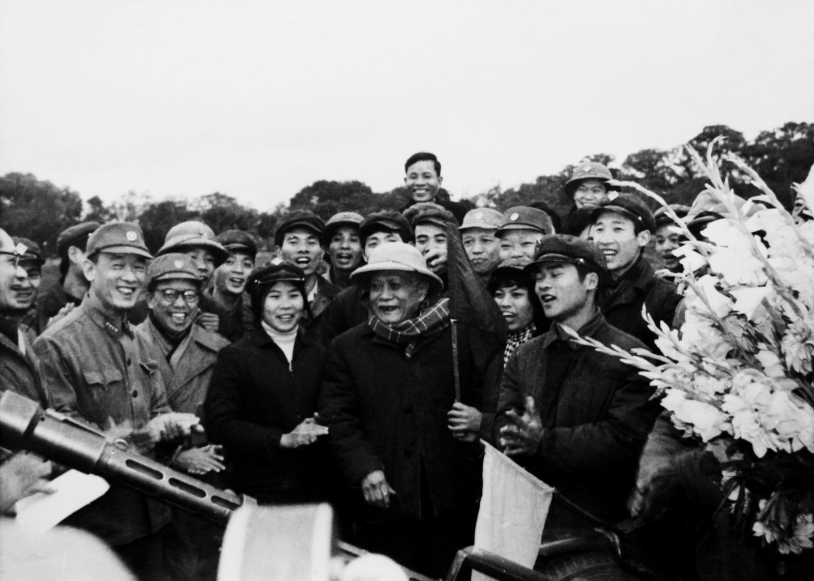 Chủ tịch Tôn Đức Thắng thăm Liên đội Tự vệ Hoàn Kiếm - Hai Bà Trưng, đơn vị bắn rơi F111-A của Mỹ đêm 22/12/1972